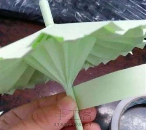 立体小雨伞的折法图解 儿童纸雨伞制作方法 第22步