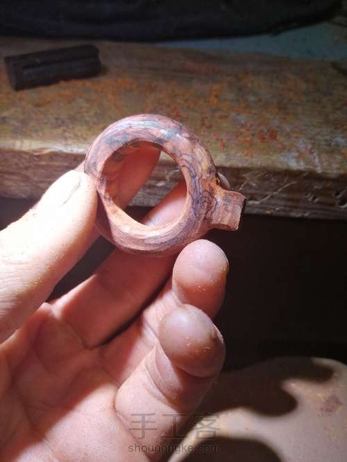 小叶紫檀手机防脱扣指环 第3步