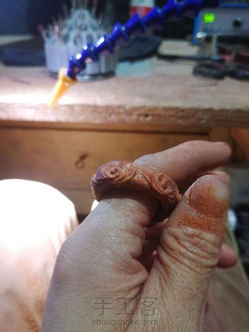 小叶紫檀手机防脱扣指环 第4步
