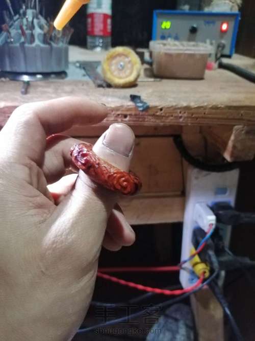 小叶紫檀手机防脱扣指环 第7步