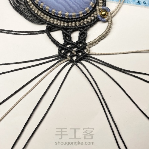 双色交叉网包 蓝纹玛瑙蜡线编绳项链完整教程 第26步