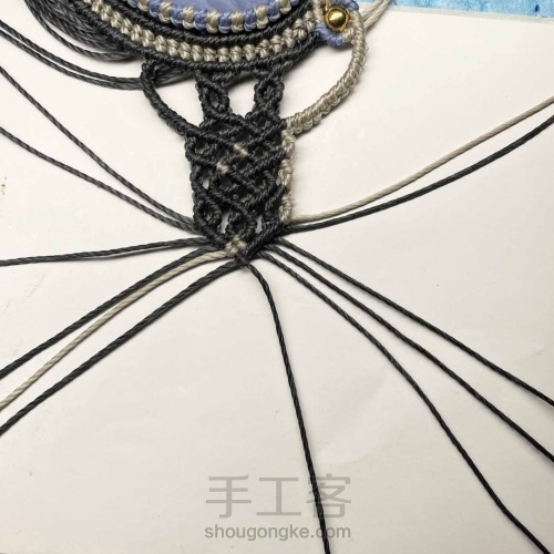 双色交叉网包 蓝纹玛瑙蜡线编绳项链完整教程 第32步