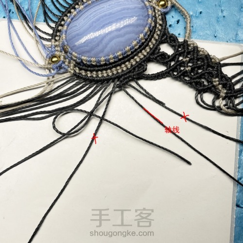 双色交叉网包 蓝纹玛瑙蜡线编绳项链完整教程 第43步