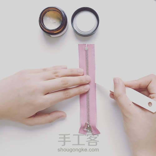 物致WUZHI手工皮具教程 | 做一只有魔法的拉链手包 第7步