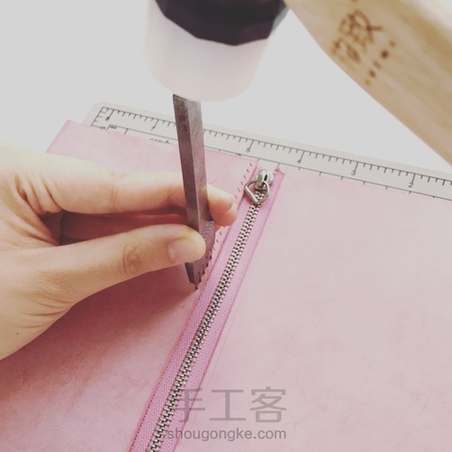 物致WUZHI手工皮具教程 | 做一只有魔法的拉链手包 第13步