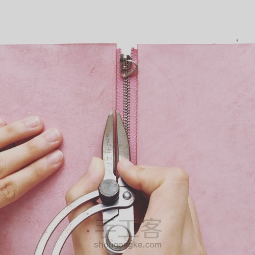 物致WUZHI手工皮具教程 | 做一只有魔法的拉链手包 第12步