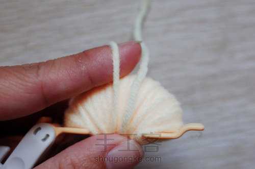 毛线蓬蓬球之小黄鸭 第2步