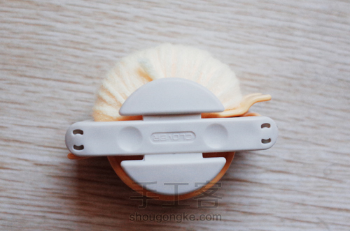 毛线蓬蓬球之小黄鸭 第4步