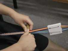 综板织又叫卡片织，是一种织带技术，它和织布的原理一样，使用卡片代替综筘变换经线的位置。