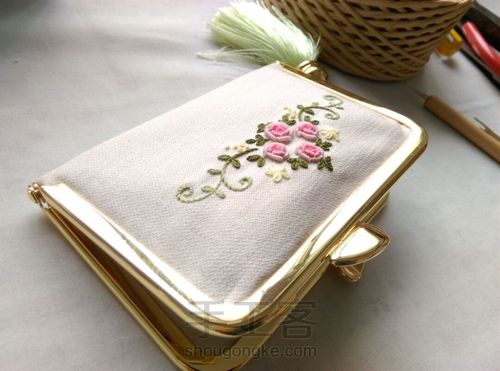 玫瑰刺绣口金卡包 第11步
