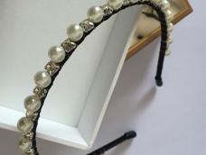 带孔的珍珠和钻做的发箍