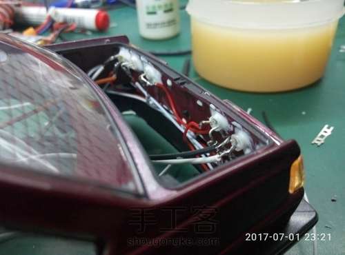 威利模型上海大众1：18桑塔纳模型静改动 第7步