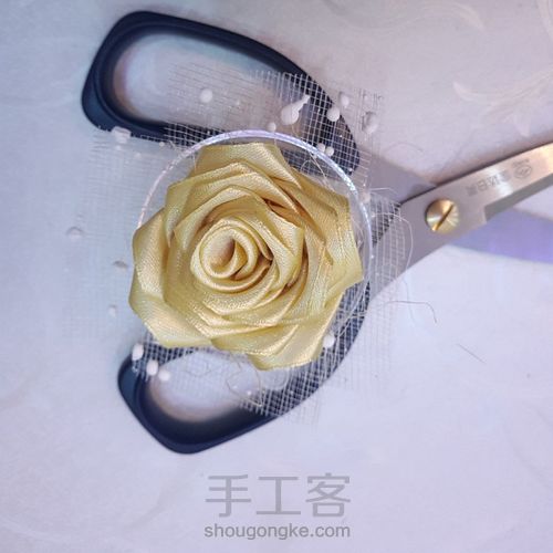 丝带玫瑰挂饰 第13步