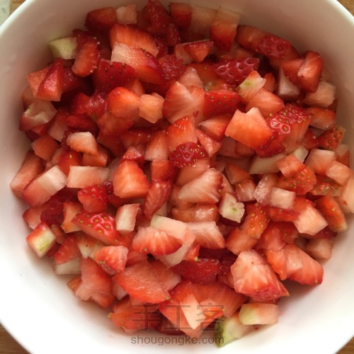 酸甜de草莓🍓酱 第4步