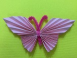 这学期的课程安排了很多手工类的内容。今天发一个折纸蝴蝶的教程给大家，可以做很多不同颜色的串成串，挂在家里美化环境。