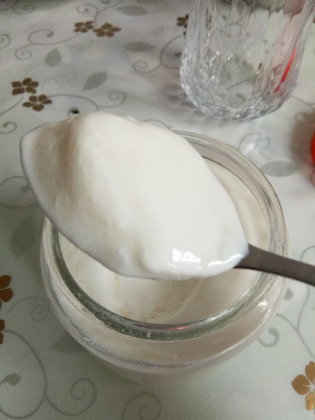 很多人认为做酸奶要买酸奶机，其实只要家里有稍微比较保温的容器就能做酸奶，比如电饭煲。电饭煲做酸奶超级简单，做出来的味道跟超市买的一模一样。