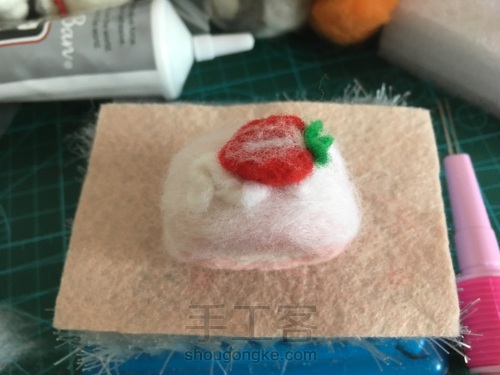 【羊毛毡教程】草莓奶油瑞士卷 第6步