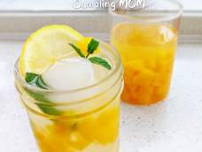 蟠桃糖水不同于桃罐头，也可以说是更简易版的但更健康的桃子甜品。