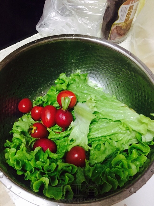 培根黄瓜卷+蔬菜沙拉鸡蛋三明治 第1步