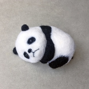 羊毛毡熊猫胸针