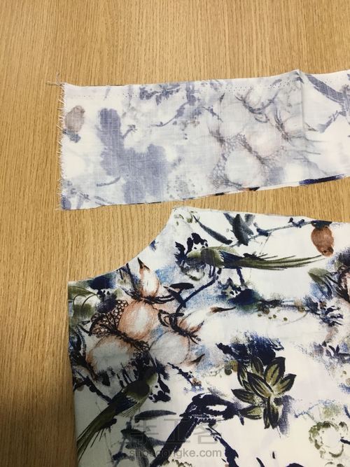 中老年棉绸卷袖连衣裙 第11步