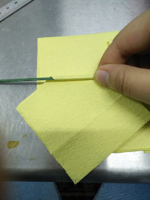 对手残党非常友好的超简易手揉纸玫瑰! 第4步