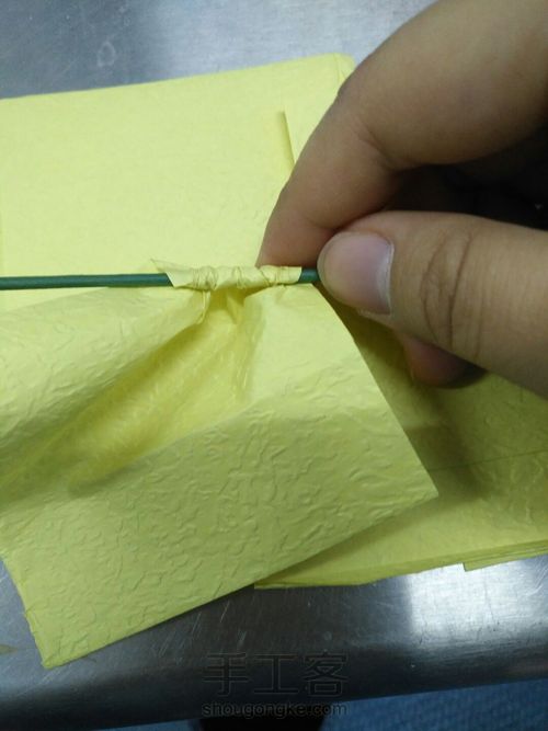 对手残党非常友好的超简易手揉纸玫瑰！ 第5步