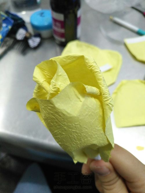 对手残党非常友好的超简易手揉纸玫瑰! 第14步
