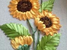 向日葵是一种向阳而开的花，开起来就像阳光一样灿烂。今日分享向日葵丝带绣，一起动手来试一试吧！