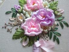 唯美自然风的新娘手捧花束，结合两种花材，两种叶子，一种果实的绣法
