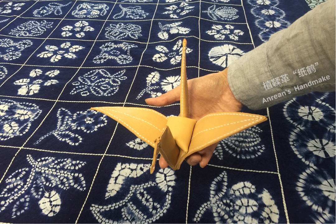 皮制“纸鹤”，用的是1.0厚度的透染植鞣革剩下的边角料。