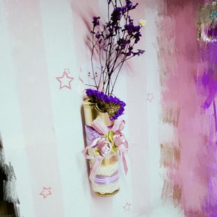 用完的化妆品瓶子改漂亮花瓶。