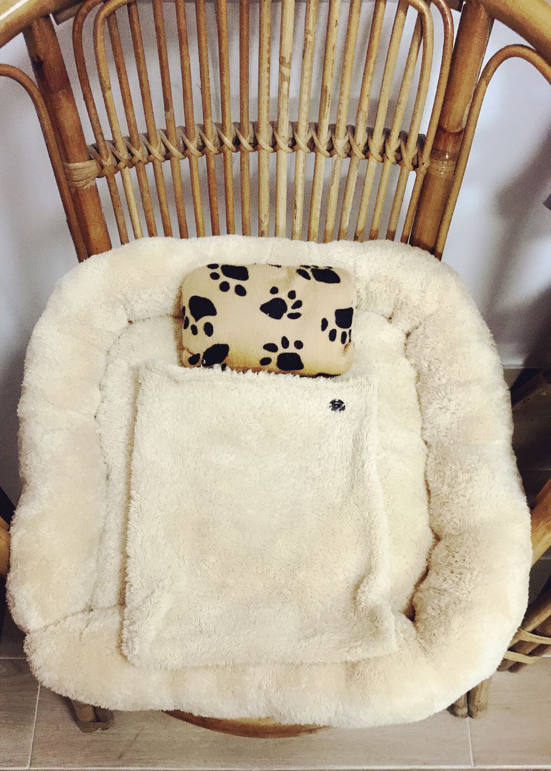 冬天来了，毛孩子也需要一个暖暖的被窝过冬。所以来制作一款暖暖“狗”窝给毛孩子吧。
1、准备布料、棉花
2、将布料剪一块正方形和一条长条型
3、将方布和长条布缝合好
4、将棉花塞进方布和长条中，封口
5、将长条围绕方布边拼接缝合
6、用一块布料做小枕头和被子，完成