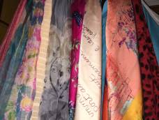 围巾对于女人而言就像领带对于男人一样，是每天出门搭配服饰的必备品，而如何收纳展示一直都是不小的难题，既要保证不皱不乱，还要便于拿取而不浪费清晨宝贵的每一分钟。现在一个裤架和几个窗帘环就能解决问题啦……