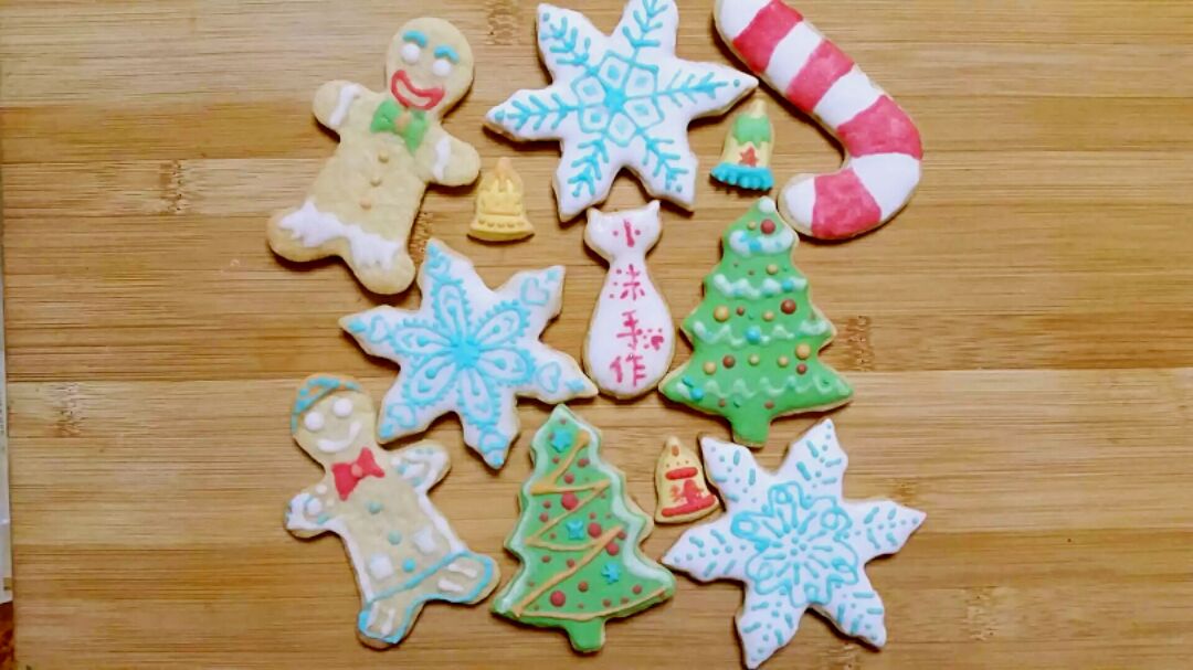 圣诞节来临之际，可以做一些漂亮的糖霜饼干，让自己以最好的心情去迎接新的一年~
小沫做了一套圣诞节主题饼干，可供大家学习和参考