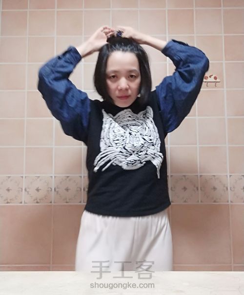 旧牛仔衬衫+小气的卫衣，两件旧衣服变一件还能穿新衣服 第8步