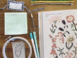 教你如何运用苏绣针法在手帕上绣出可爱又迷人的……向日葵🌻，快来和小陈老师学习吧。
