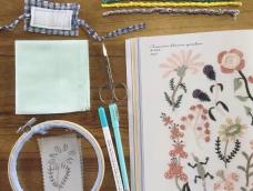 教你如何运用苏绣针法在手帕上绣出可爱又迷人的……向日葵🌻，快来和小陈老师学习吧。