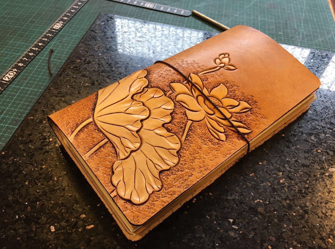 荷花旅行笔记本是一款容易上手又出效果的皮雕作品。平时可以经常使用它。
