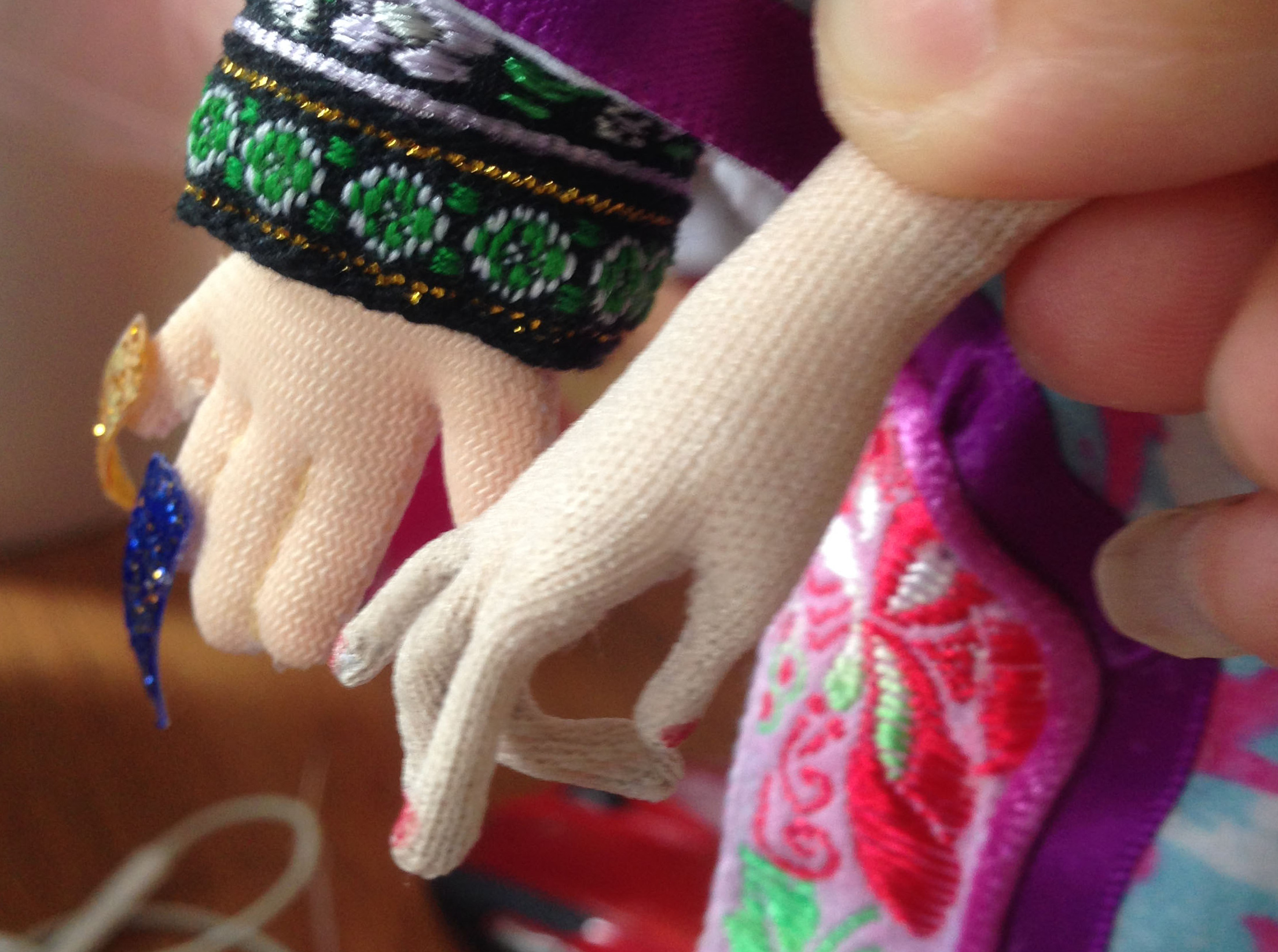 去北京学了3个月的绢人，用到布艺娃娃身上，虽然因材料限制，没有绢人的纤细灵动，但也是美美哒。
只做了手部教程演示，做的粗糙请见谅。
