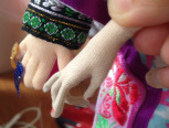 去北京学了3个月的绢人，用到布艺娃娃身上，虽然因材料限制，没有绢人的纤细灵动，但也是美美哒。
只做了手部教程演示，做的粗糙请见谅。
