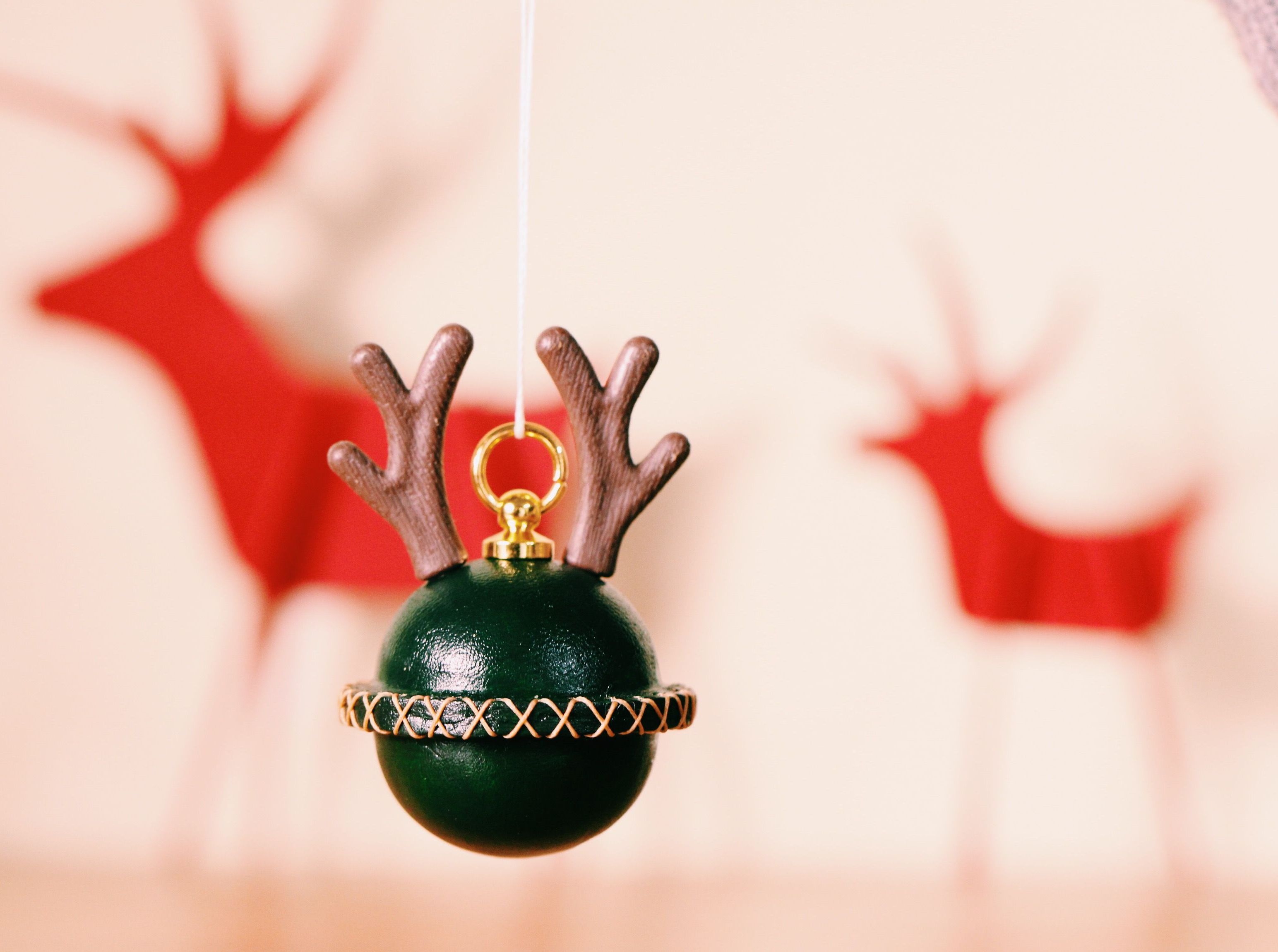 2016年圣诞节将至，简单几步就能做一个圣诞鹿角铃铛挂饰，让它成为你的随身挂件。