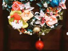 折纸花是不是太单调了，来试试组合个圣诞花环吧！