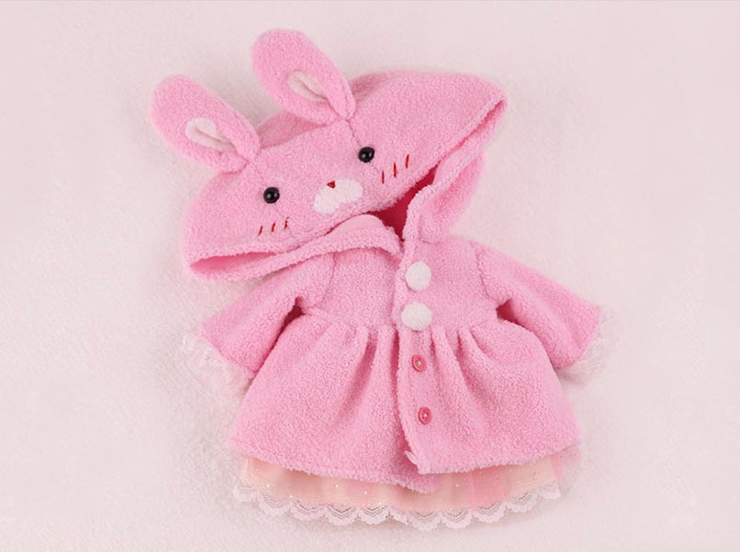 娃娃的可爱粉色兔外套，在这个冬季透来粉粉的暖意。