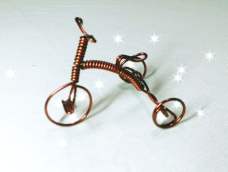 今天介绍第三款“单丝”绕线自行车，我今天介绍的这款是儿童三轮车，是模仿小宝宝的座驾“脚踏三轮车的造型”，这样一家三口就都有自己的专属自行车了，要是俩宝贝儿的，那就需要你做两辆哦~~