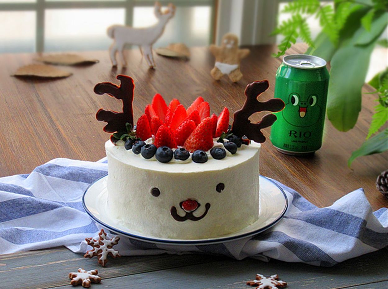 这一款驯鹿蛋糕是不久前做在圣诞节前夕，圣诞节虽然已过很长时间，但是冬季的尾巴其实还没离开，寒冷犹在。在这寒冷的天气里，不妨做点有趣的蛋糕为生活点亮一盏灯，而且学会了，也许还能帮助你今年圣诞节为家人做一款这样有趣的蛋糕哦！
驯鹿是圣诞节永远的主题，戚风只要简单的抹面再插上美丽的鹿角，不会裱花的同学也不用担心做不好它哦。看到它，彷佛要把人带会等待圣诞老人的时光，有这么充满童趣的小驯鹿蛋糕陪伴着你，寒冷的天都会刹那温暖起来。