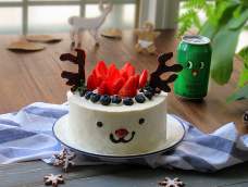 这一款驯鹿蛋糕是不久前做在圣诞节前夕，圣诞节虽然已过很长时间，但是冬季的尾巴其实还没离开，寒冷犹在。在这寒冷的天气里，不妨做点有趣的蛋糕为生活点亮一盏灯，而且学会了，也许还能帮助你今年圣诞节为家人做一款这样有趣的蛋糕哦！