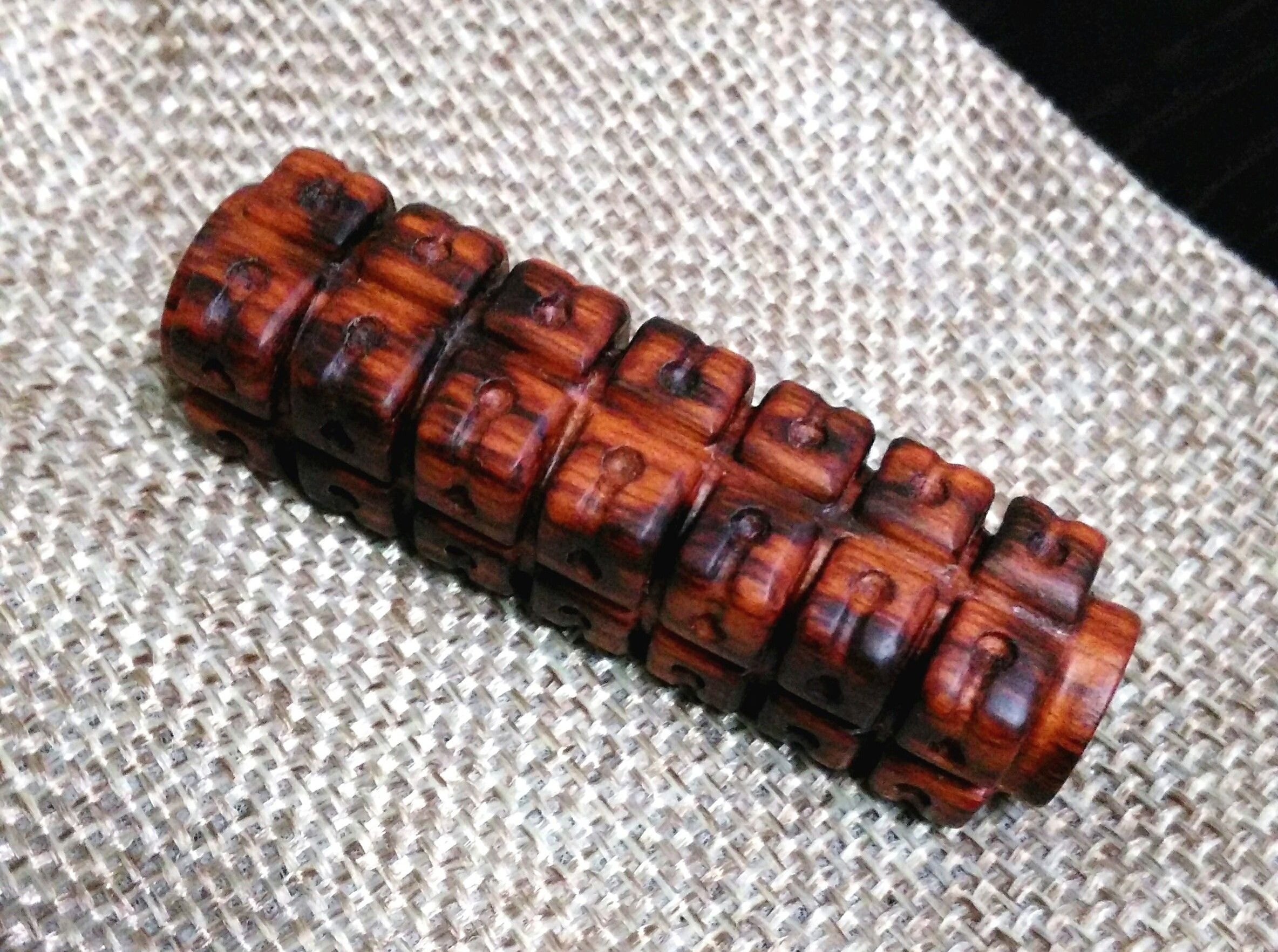 玉琮造型，蛇纹木的木纹很漂亮。