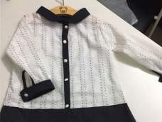 黑白搭配的春装衬衫，圆形小翻领简单清爽。家里有布头经过简单拼接就能做出漂亮的效果。