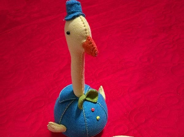 很可爱的不织布鸭子不倒翁套圈玩具，做给宝宝玩适合不过了，这个玩具可以大人和宝宝一起互动玩哦。